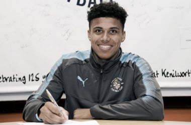 James Justin, &#039;el Cafú del Luton&#039;, renueva con los hatters hasta 2020