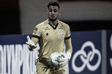 Goleiro Jean admite frustração do Atlético-GO após levar gol nos acréscimos