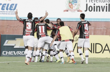 Joinville vence a Ponte Preta e assume a liderança da Série B