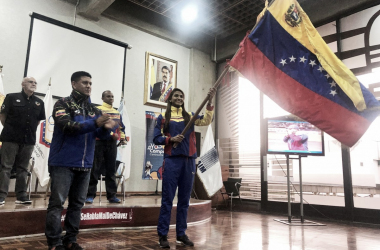 Jeserik Pinto recibe la bandera de los Centroamericanos y del Caribe