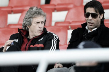 Jorge Jesus lança farpas à estrutura do Benfica e elogia Rui Costa