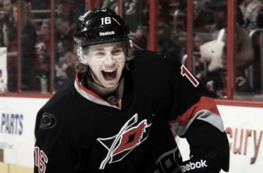 Lindholm se queda en Carolina