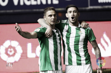 El Betis gana en Pamplona en el último minuto