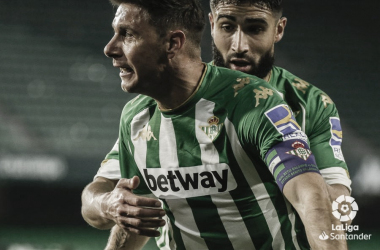 Joaquín celebra un gol junto a Nabil Fekir. Foto: LaLiga