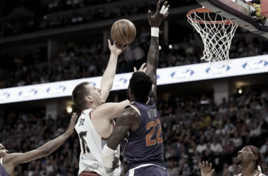 Nikola Jokic contra Phoenix Suns en el quinto partido / Fuente: Getty Images