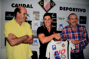 Jorge Fernández, presentado como nuevo futbolista del Caudal