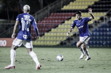 Juan Dinenno, atacante do Cruzeiro, sofreu lesão no joelho em empate contra o Internacional