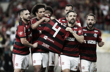 Em noite marcada por homenagem a Juan, Flamengo bate Chapecoense e fica no G-4