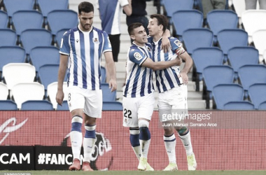 Mikel Merino, Ander Barrenetxea y Oyarzabal celebrando un gol. Fuente: Getty Images.