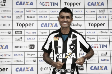Já regularizado, Kieza é apresentado no Botafogo: "Feliz por estar em um clube grandioso"