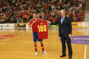 Festival de goles de España en el homenaje a Kike Boned