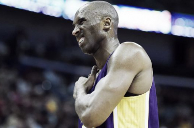 Kobe Bryant pasará por el quirófano y podría perderse el resto de la temporada