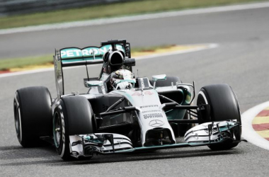 Lewis Hamilton vuelve a sacar el mazo en los Libres 2