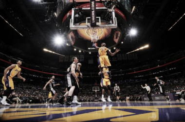 Los Spurs sentencian el peor arranque de los Lakers