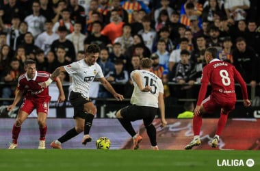 Hugo Duro (9), junto a Beltrán (15), custodiados de cerca por Azpilicueta (3) y Jordán (8). Foto: LaLiga