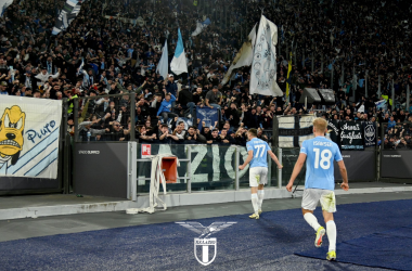 Jugadores de la Lazio celebrando la victoria con la afición/ X @OfficialSSLazio