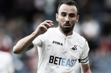 Britton signs Swansea extension