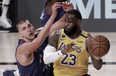 Los Lakers imponen su veteranía en el primer partido