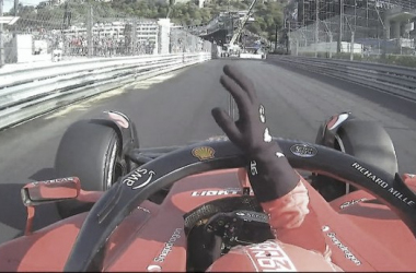 Leclerc saluda a los aficionados al acabar la sesión de libres. / Fuente: Twitter @F1