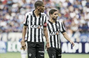 Pendurados de Cruzeiro e Atlético para clássico completam um time; zaga titular do Galo está na lista