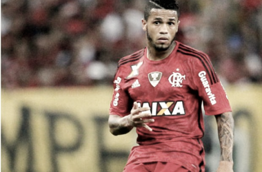 Fluminense encaminha contratação de lateral-direito Léo, ex-Flamengo