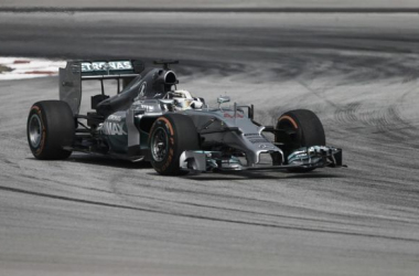 Lewis Hamilton lidera los primeros libres en el Gran Premio de Malasia