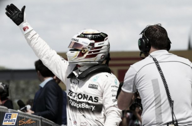 Lewis Hamilton asesta el primer golpe