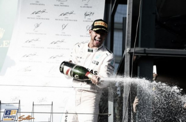 Lewis Hamilton reina en el caos de Melbourne