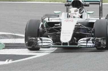 Hamilton edges Rosberg in opening practice session