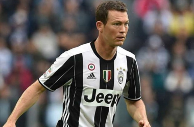 Juve, Lichtsteiner ha mal di pancia