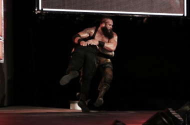 Roman Reigns y Strowman anticipan The Great Balls of Fire