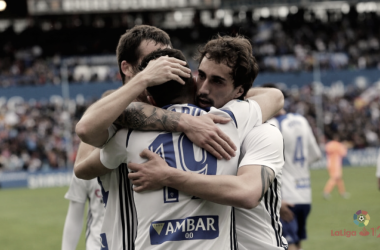 La Romareda vibra y el Real Zaragoza
llama a las puertas del playoff