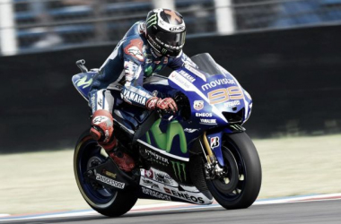 Jorge Lorenzo celebra su continuidad en Yamaha con el mejor tiempo