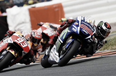 Jorge Lorenzo golpea primero