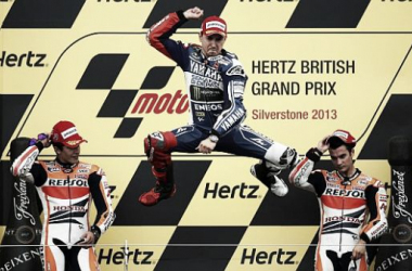 Lorenzo contiene a Márquez y se lleva la carrera en el GP de Silverstone