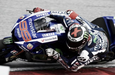 Jorge Lorenzo marca la pauta el segundo día