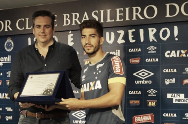 Lucas Silva recebe homenagem por 100 jogos pelo Cruzeiro e almeja titularidade em clássico