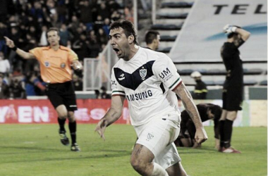 Com gol de Pratto, Vélez vence Lanús e assume a liderança do Torneo de Transición