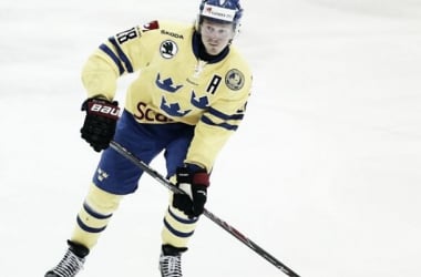 Lucas Wallmark firma por los Hurricanes