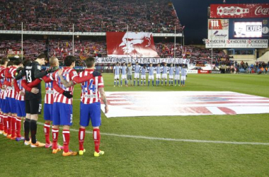 La afición del Atlético de Madrid homenajea a Luis Aragonés en el Vicente Calderón