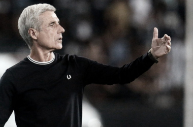Luís Castro admite necessidade de melhora na criação após empate do Botafogo com Atlético-GO