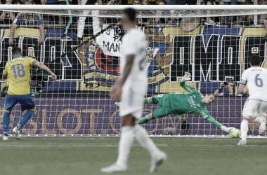 Lunin parando un penalti a Negredo. Fuente: Real Madrid.