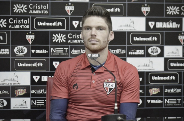 Goleiro Kozlinski
avalia derrota do Atlético-GO para São Paulo: "Equipe toda foi muito abaixo"