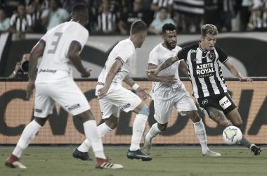 Com
desvantagem após derrota na ida, Paraná encara Botafogo pela Copa do Brasil&nbsp;