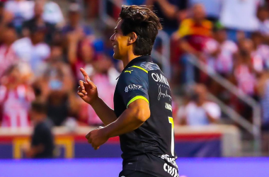 Macías celebrando un gol en la pretemporada contra Santos. (Foto: Chivas)