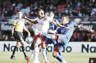 Alexis Manyoma disputa el balon (FOTO: Estudiantes via Twitter).