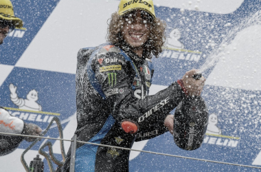 Marco Bezzecchi celebrando la victoria en el podio / MotoGP.com