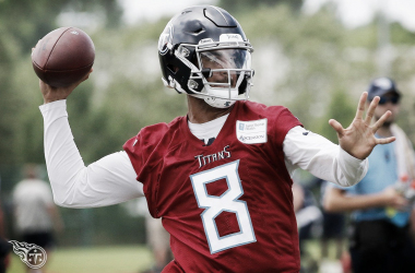 Marcus Mariota entrena con sus receptores para el inicio de la pretemporada