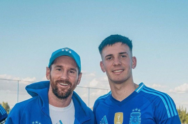 DALLA FOTO AL SOGNO. Franco Mastantuono ha nella sua scheda una foto con Lionel Messi, ora condividerà qualche giorno con il fuoriclasse rosarino. Foto: Web