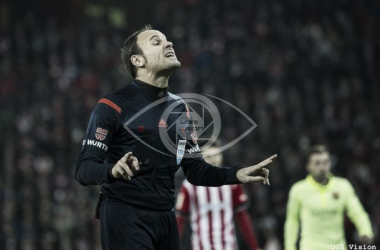 Mateu Lahoz muestra al Athletic la primera roja directa de la temporada